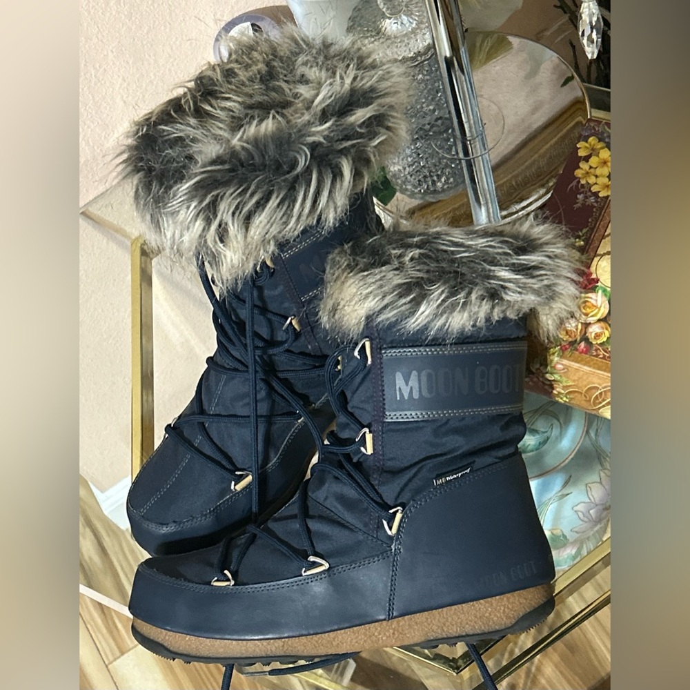 Moon Boot Short Dark Blue with Fur Size 9/10